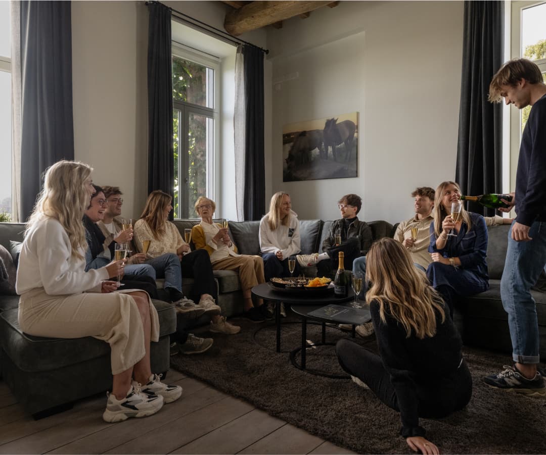 Maashuis zitkamer met mensen